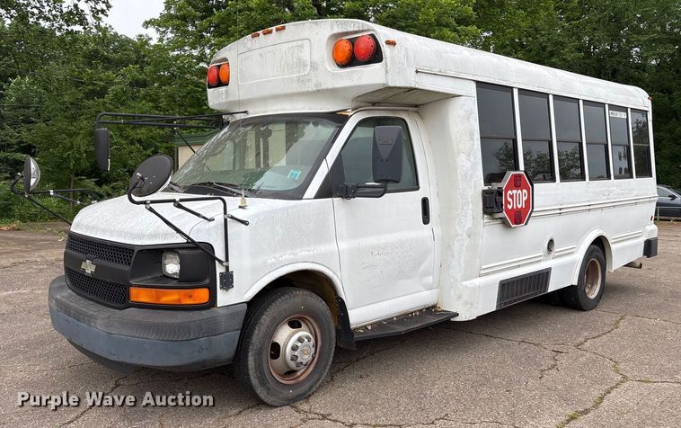 image for item DY0492 2005 Chevrolet Express G3500 shuttle bus