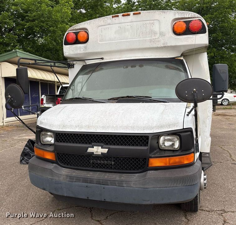 image for item DY0492 2005 Chevrolet Express G3500 shuttle bus