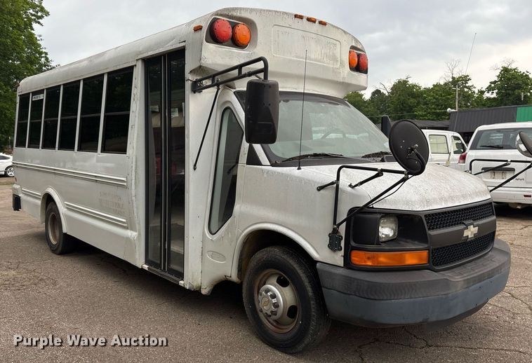 image for item DY0492 2005 Chevrolet Express G3500 shuttle bus