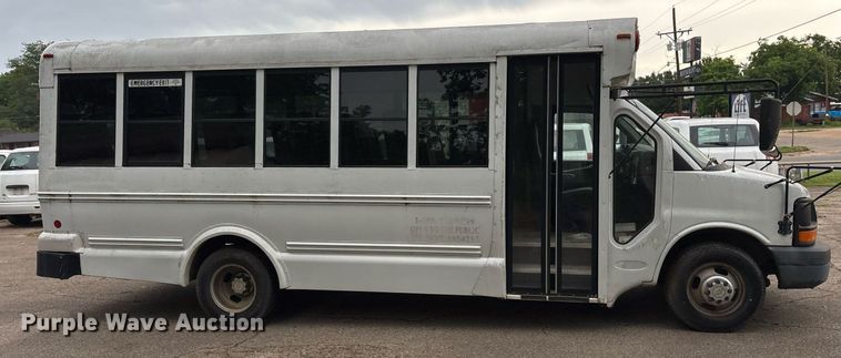 image for item DY0492 2005 Chevrolet Express G3500 shuttle bus