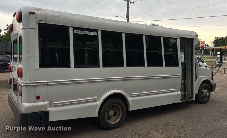 image for item DY0492 2005 Chevrolet Express G3500 shuttle bus