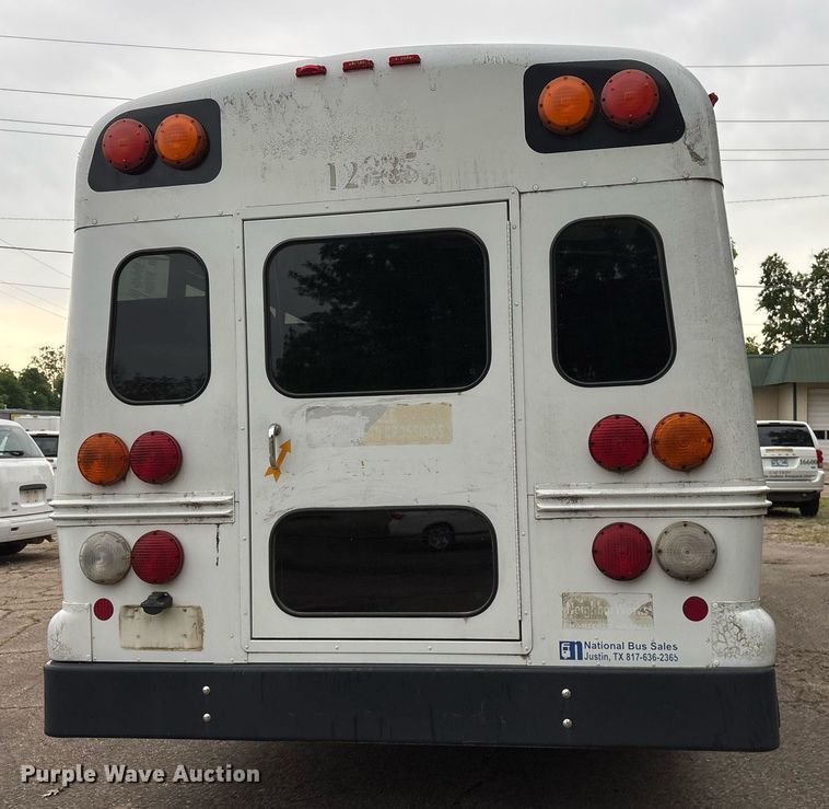 image for item DY0492 2005 Chevrolet Express G3500 shuttle bus