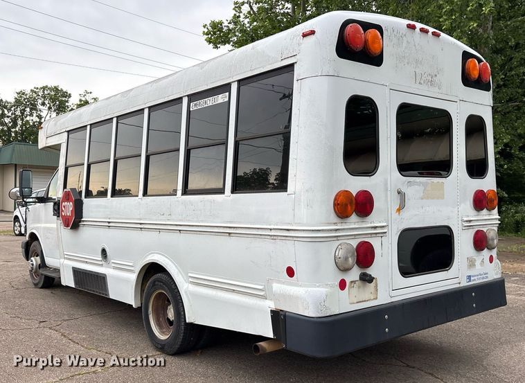 image for item DY0492 2005 Chevrolet Express G3500 shuttle bus