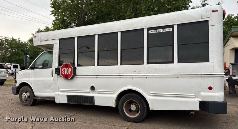 image for item DY0492 2005 Chevrolet Express G3500 shuttle bus