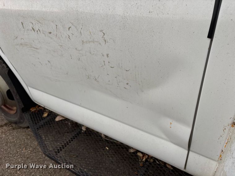 image for item DY0492 2005 Chevrolet Express G3500 shuttle bus