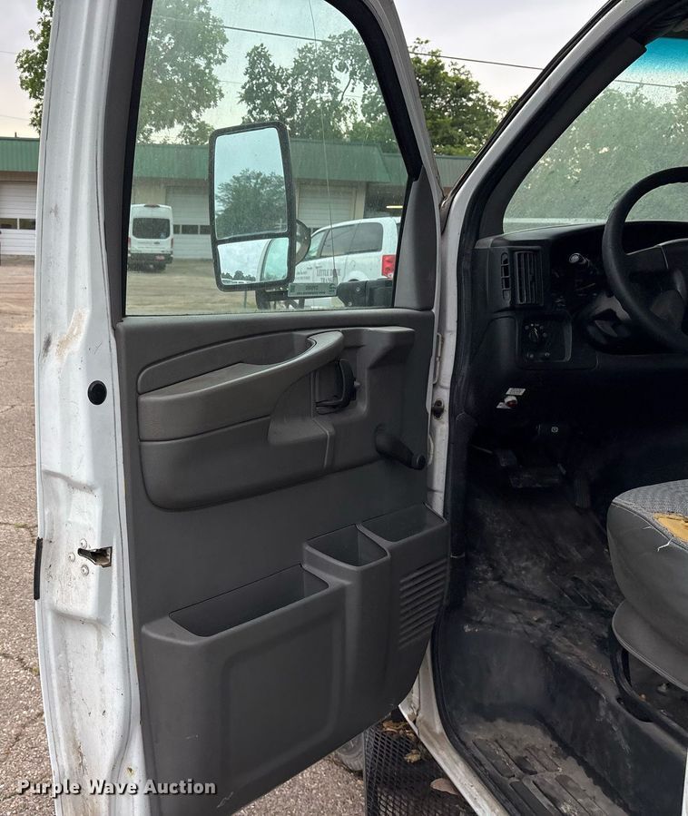 image for item DY0492 2005 Chevrolet Express G3500 shuttle bus