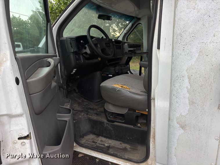 image for item DY0492 2005 Chevrolet Express G3500 shuttle bus