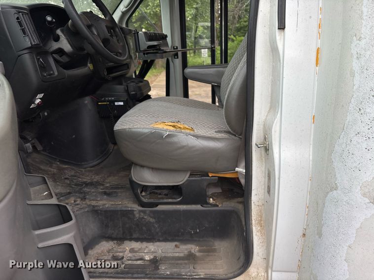 image for item DY0492 2005 Chevrolet Express G3500 shuttle bus