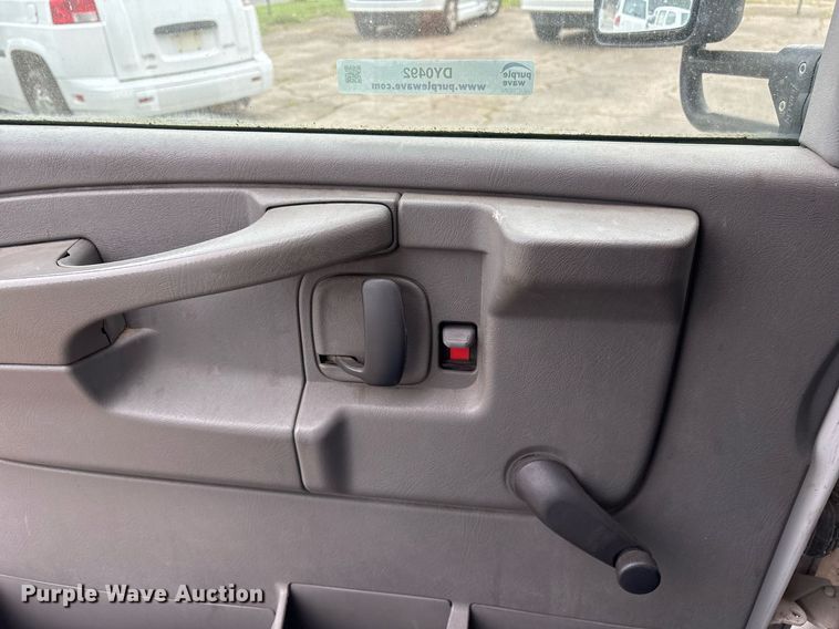 image for item DY0492 2005 Chevrolet Express G3500 shuttle bus