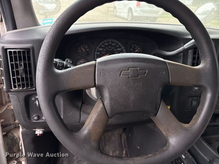 image for item DY0492 2005 Chevrolet Express G3500 shuttle bus