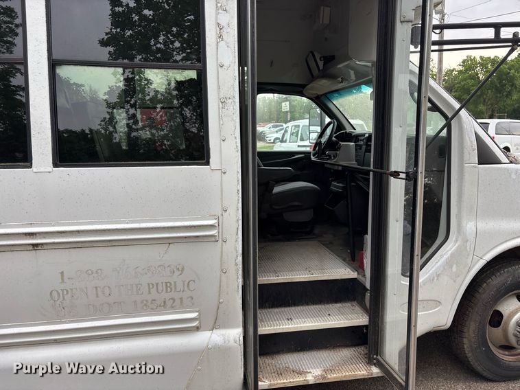 image for item DY0492 2005 Chevrolet Express G3500 shuttle bus