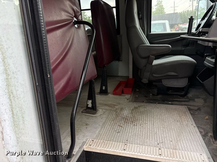 image for item DY0492 2005 Chevrolet Express G3500 shuttle bus