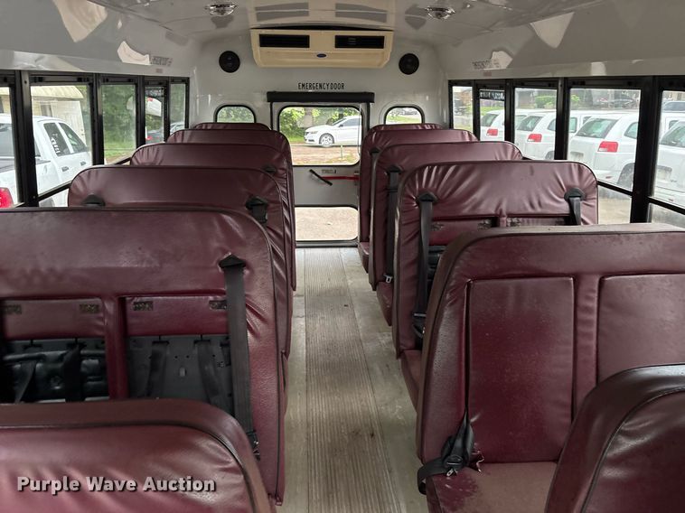 image for item DY0492 2005 Chevrolet Express G3500 shuttle bus