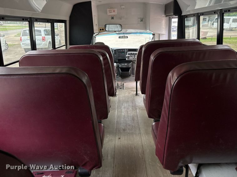 image for item DY0492 2005 Chevrolet Express G3500 shuttle bus