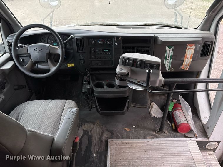 image for item DY0492 2005 Chevrolet Express G3500 shuttle bus