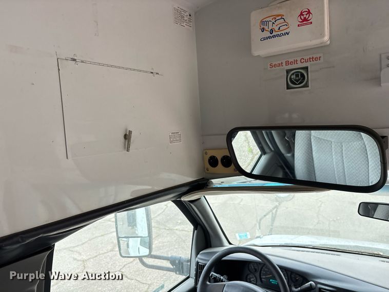 image for item DY0492 2005 Chevrolet Express G3500 shuttle bus