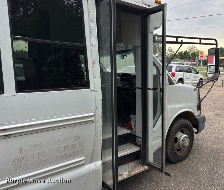 image for item DY0492 2005 Chevrolet Express G3500 shuttle bus