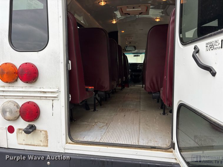 image for item DY0492 2005 Chevrolet Express G3500 shuttle bus