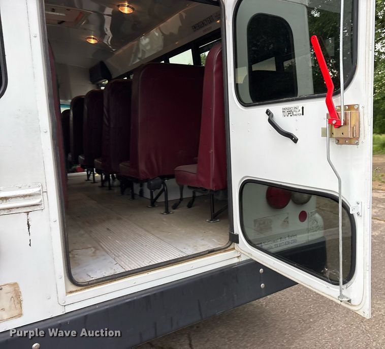 image for item DY0492 2005 Chevrolet Express G3500 shuttle bus