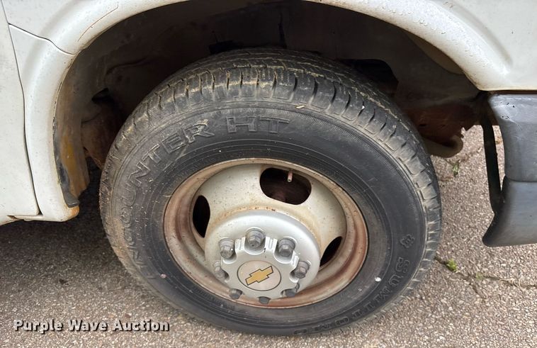 image for item DY0492 2005 Chevrolet Express G3500 shuttle bus