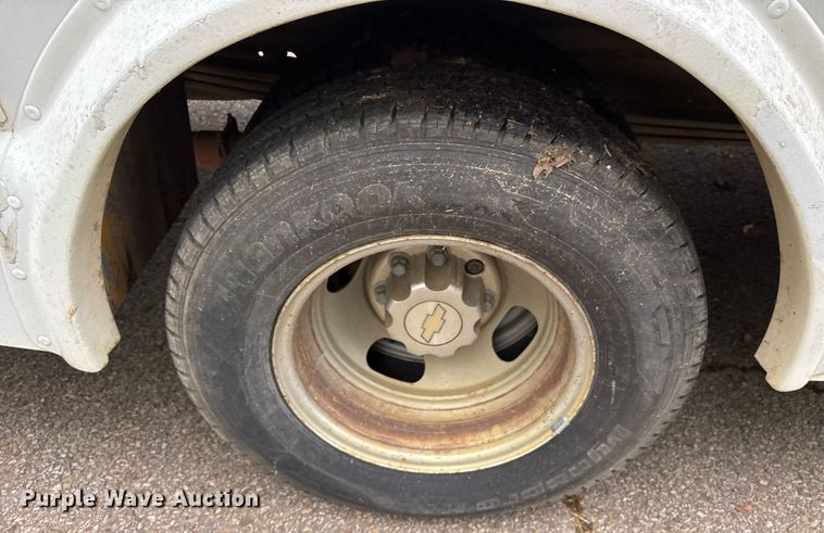 image for item DY0492 2005 Chevrolet Express G3500 shuttle bus