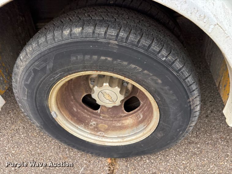 image for item DY0492 2005 Chevrolet Express G3500 shuttle bus