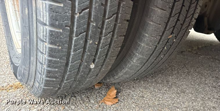 image for item DY0492 2005 Chevrolet Express G3500 shuttle bus