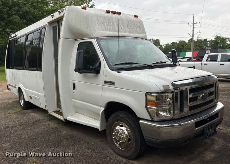 image for item DY0493 2009 Ford E450 shuttle bus