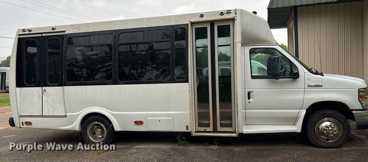 image for item DY0493 2009 Ford E450 shuttle bus