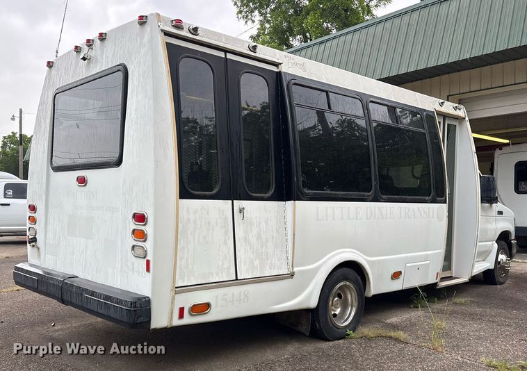 image for item DY0493 2009 Ford E450 shuttle bus