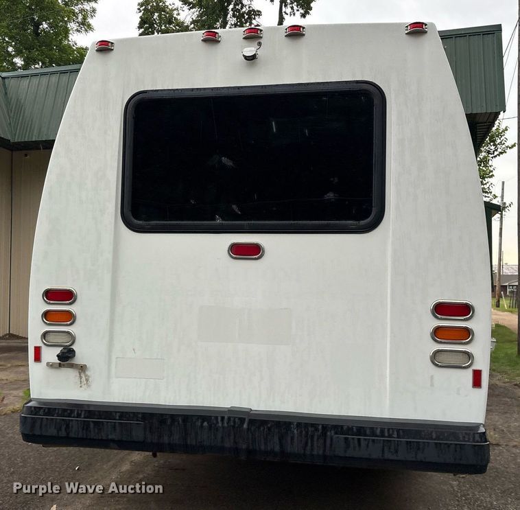 image for item DY0493 2009 Ford E450 shuttle bus