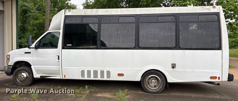 image for item DY0493 2009 Ford E450 shuttle bus