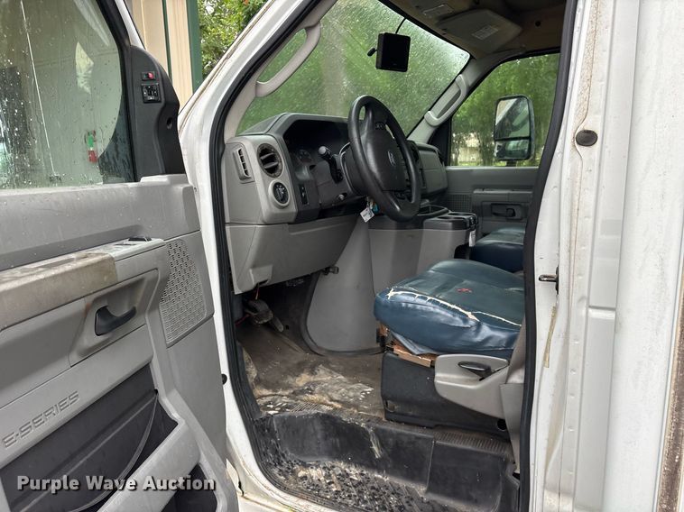 image for item DY0493 2009 Ford E450 shuttle bus