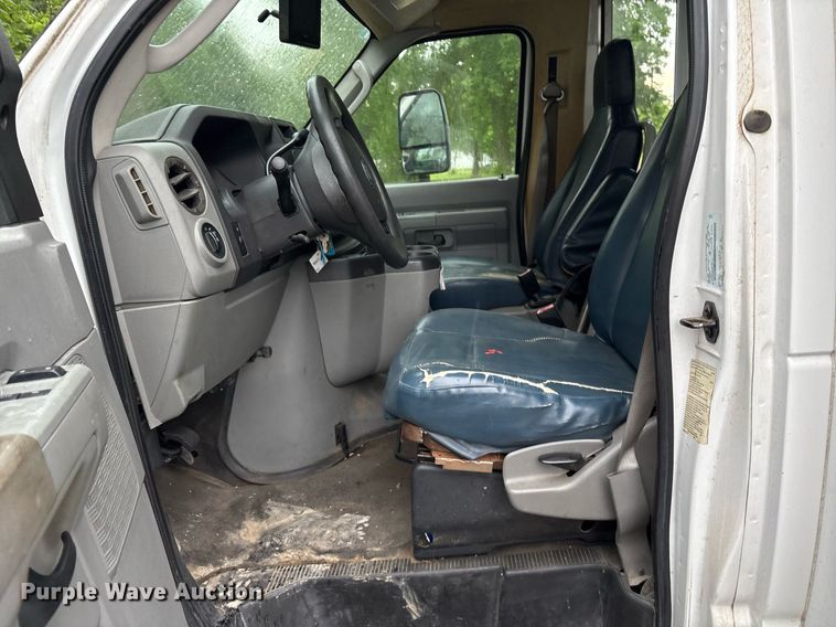 image for item DY0493 2009 Ford E450 shuttle bus