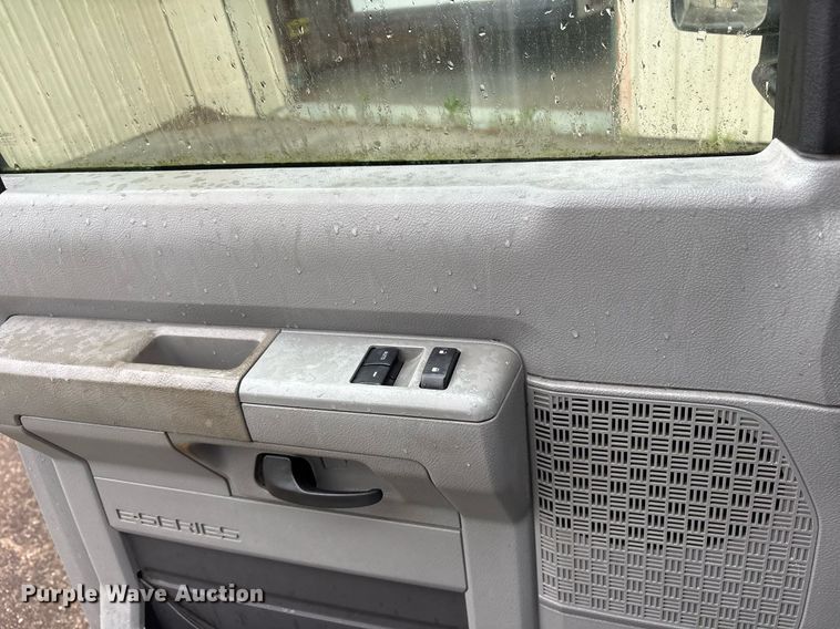 image for item DY0493 2009 Ford E450 shuttle bus