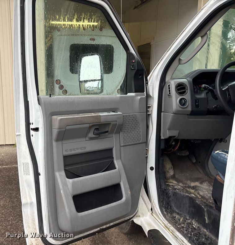 image for item DY0493 2009 Ford E450 shuttle bus