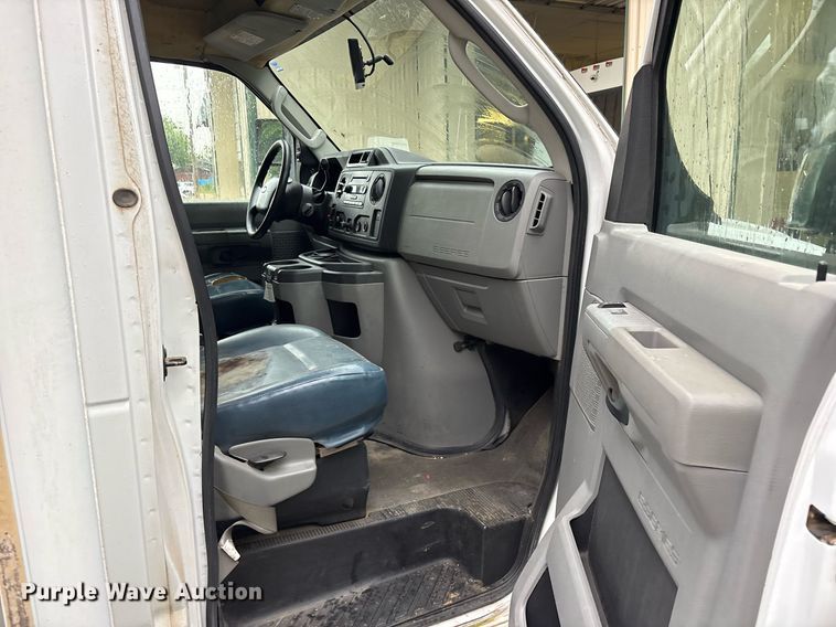 image for item DY0493 2009 Ford E450 shuttle bus