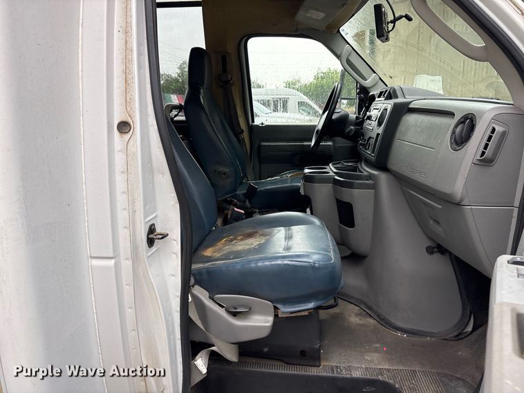 image for item DY0493 2009 Ford E450 shuttle bus