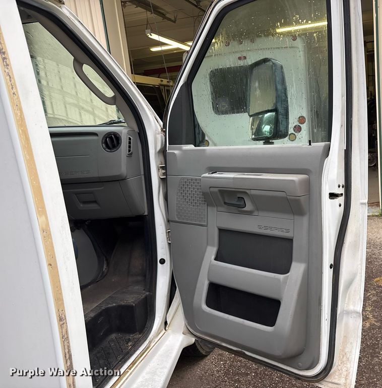 image for item DY0493 2009 Ford E450 shuttle bus