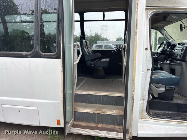 image for item DY0493 2009 Ford E450 shuttle bus