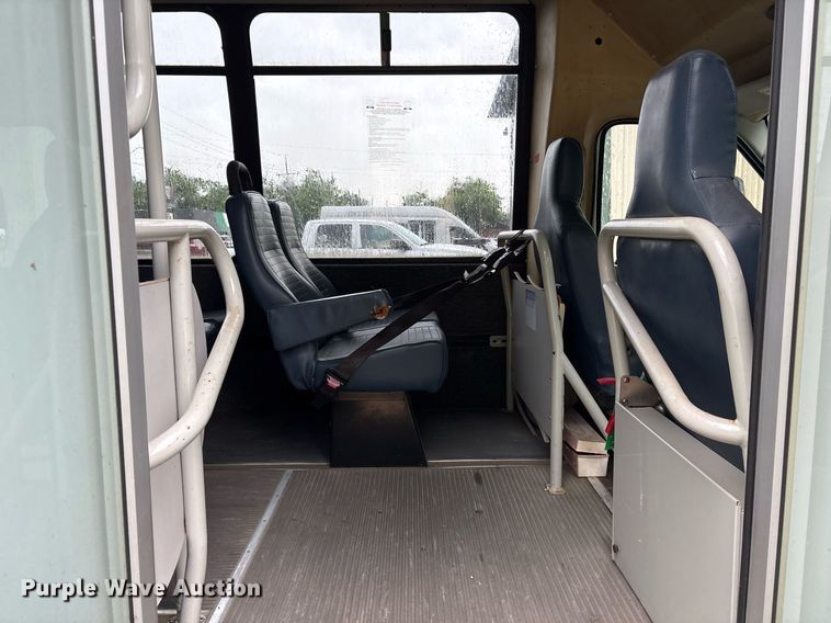 image for item DY0493 2009 Ford E450 shuttle bus