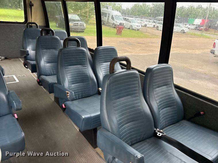 image for item DY0493 2009 Ford E450 shuttle bus