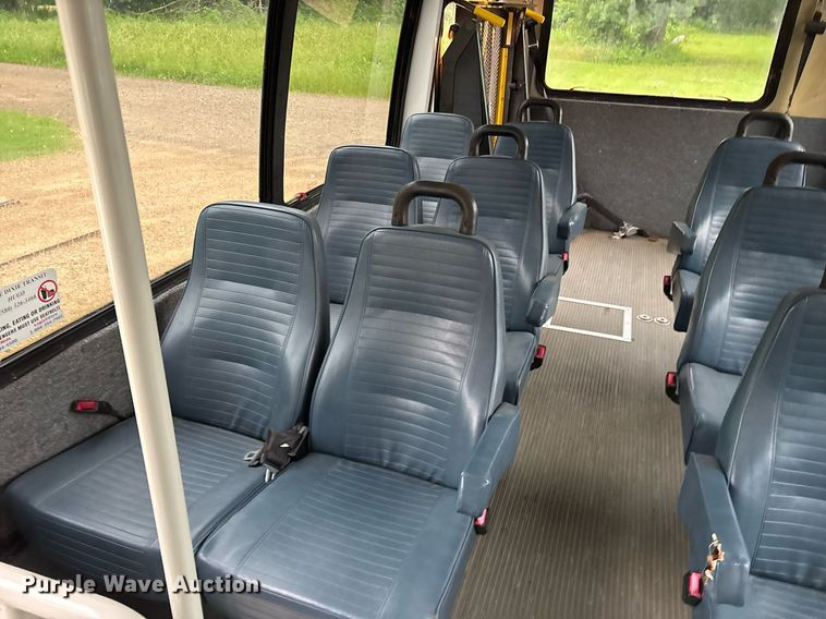 image for item DY0493 2009 Ford E450 shuttle bus