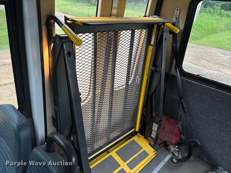 image for item DY0493 2009 Ford E450 shuttle bus