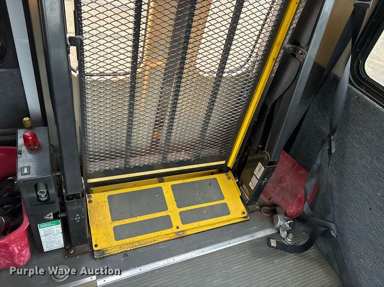 image for item DY0493 2009 Ford E450 shuttle bus