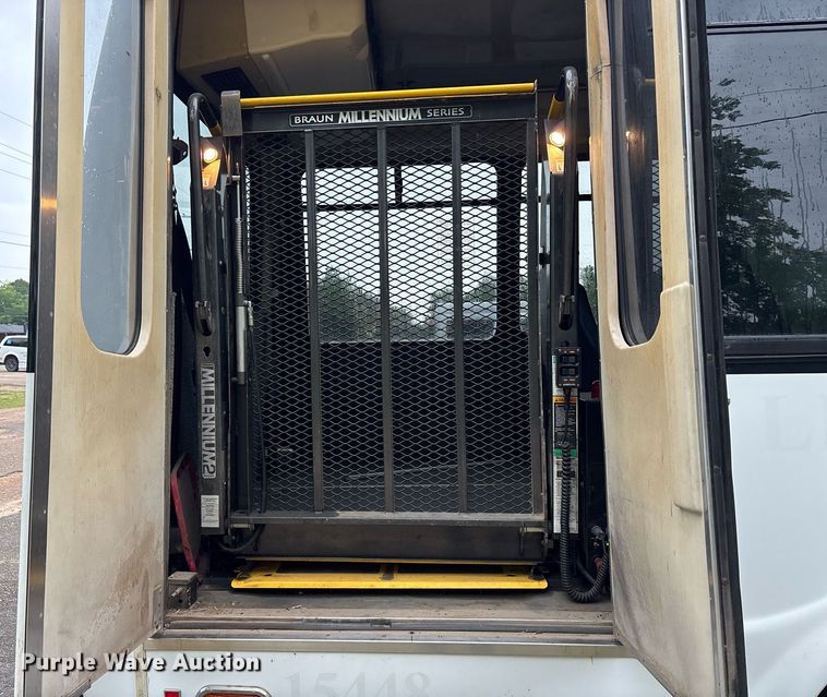 image for item DY0493 2009 Ford E450 shuttle bus