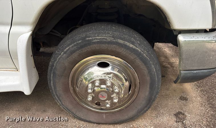 image for item DY0493 2009 Ford E450 shuttle bus