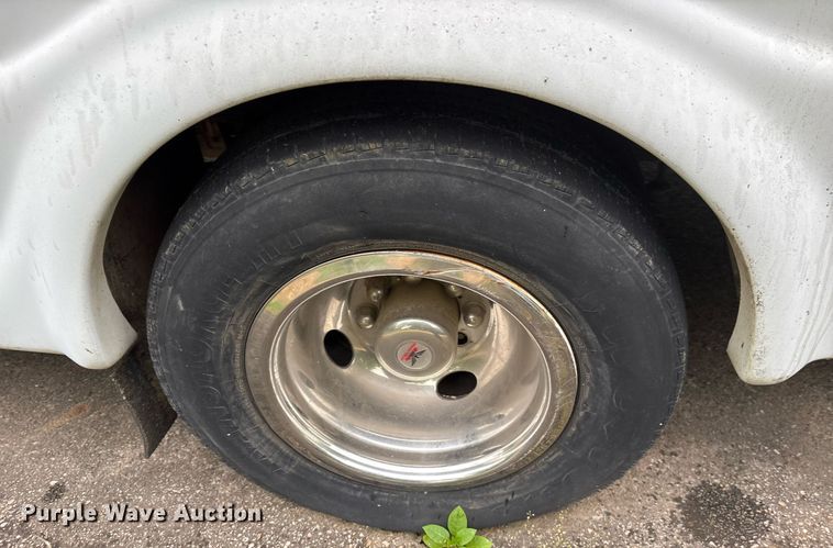 image for item DY0493 2009 Ford E450 shuttle bus