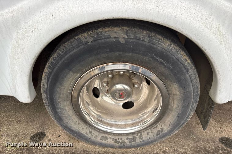 image for item DY0493 2009 Ford E450 shuttle bus