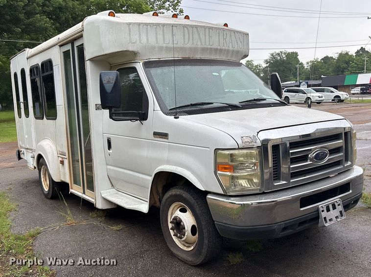 image for item DY0494 2008 Ford E350 shuttle bus